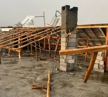 Diyarbakır'da Fırtına Çatıları Uçurdu: Kulp'ta Bir Aile Mağduriyet Yaşıyor
