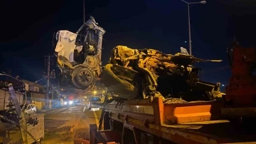 Diyarbakır'da Gece Yarısı Korkunç Kaza: Beton Direğe Çarpan Araç Hurdaya Döndü