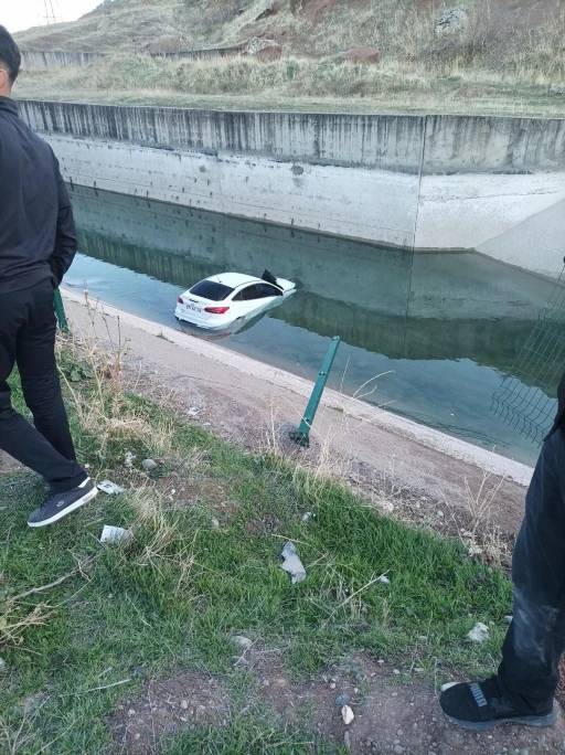 Diyarbakır&rsquo;da Kontrolden &Ccedil;ıkan Otomobil Su Kanalına U&ccedil;tu
