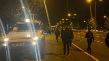 Diyarbakır'da Otomobil Motosiklete Çarptı: 2 Yaralı