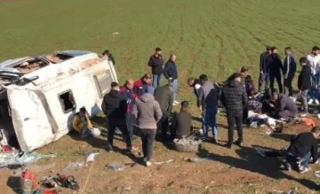Diyarbakır'da Şarampole Devrilen Servis Minibüsünde 4'ü Çocuk 9 Kişi Yaralandı