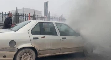 Diyarbakır'da Seyir Halindeki Otomobil Alev Aldı