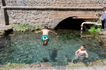 Diyarbakır'da Sıcaklar Çocukları Süs Havuzlarına Taşıdı