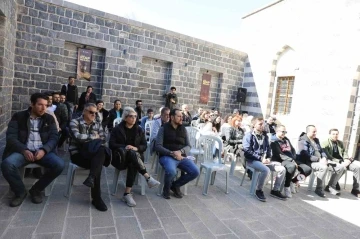 Diyarbakır'da Tarihi Paşa Hamamı'nda Kitap Mezadı Heyecanı