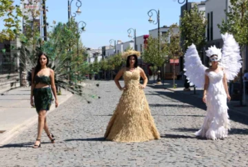 Diyarbakır'da Yapay Çiçeklerle Tasarlanan Gelinlikler Sergilendi