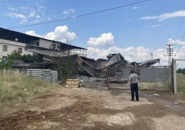 Diyarbakır'da Yıldırım Çarpması Sonucu Depoda Yangın Çıktı