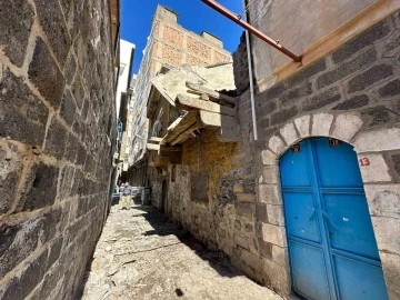 Diyarbakır Sur'da Deprem Hasarlı Evin Çatısı Çöktü: Şans Eseri Yaralanan Yok