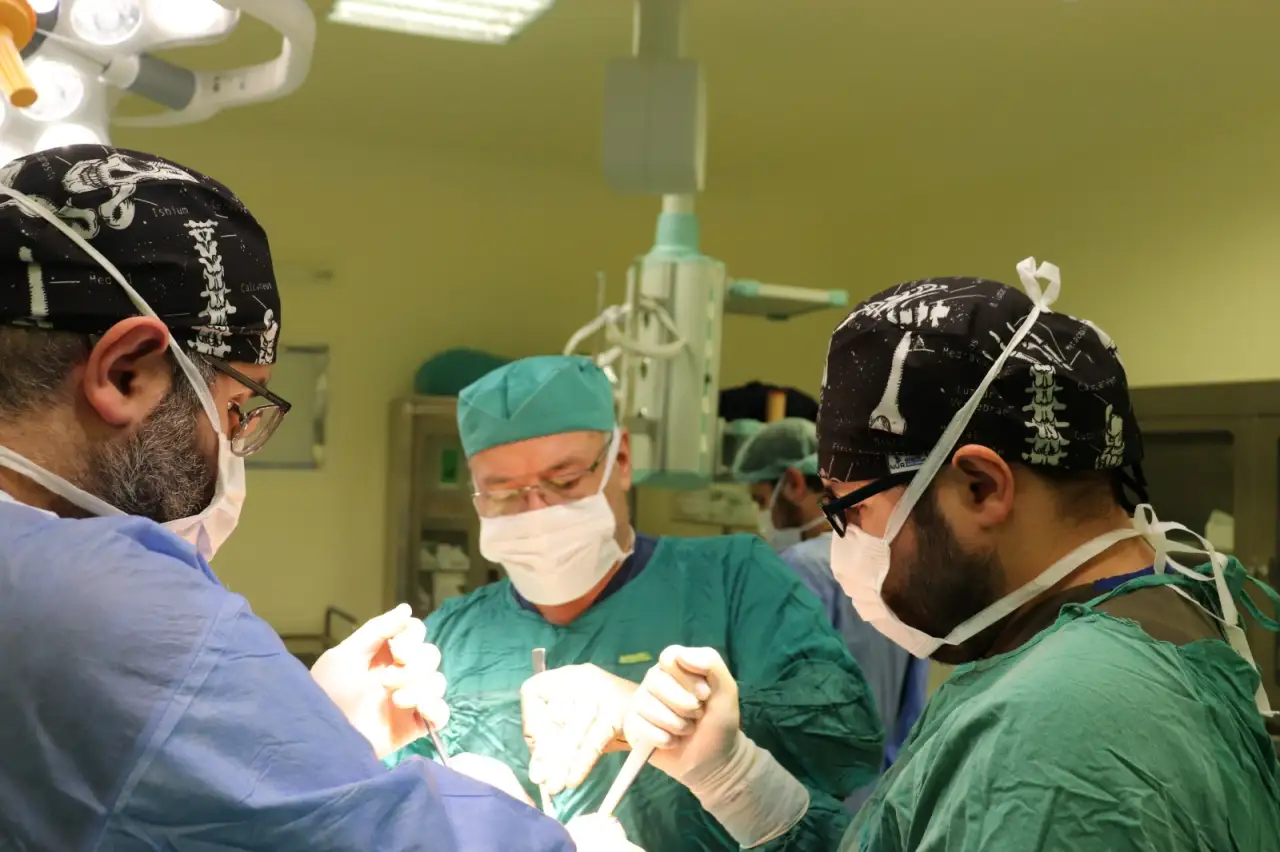 Diz Ağrılarında Yaş Sınırı Kalktı: Harran &Uuml;niversitesi&rsquo;nden Kritik Uyarı ve Yeni Tedavi Y&ouml;ntemleri!