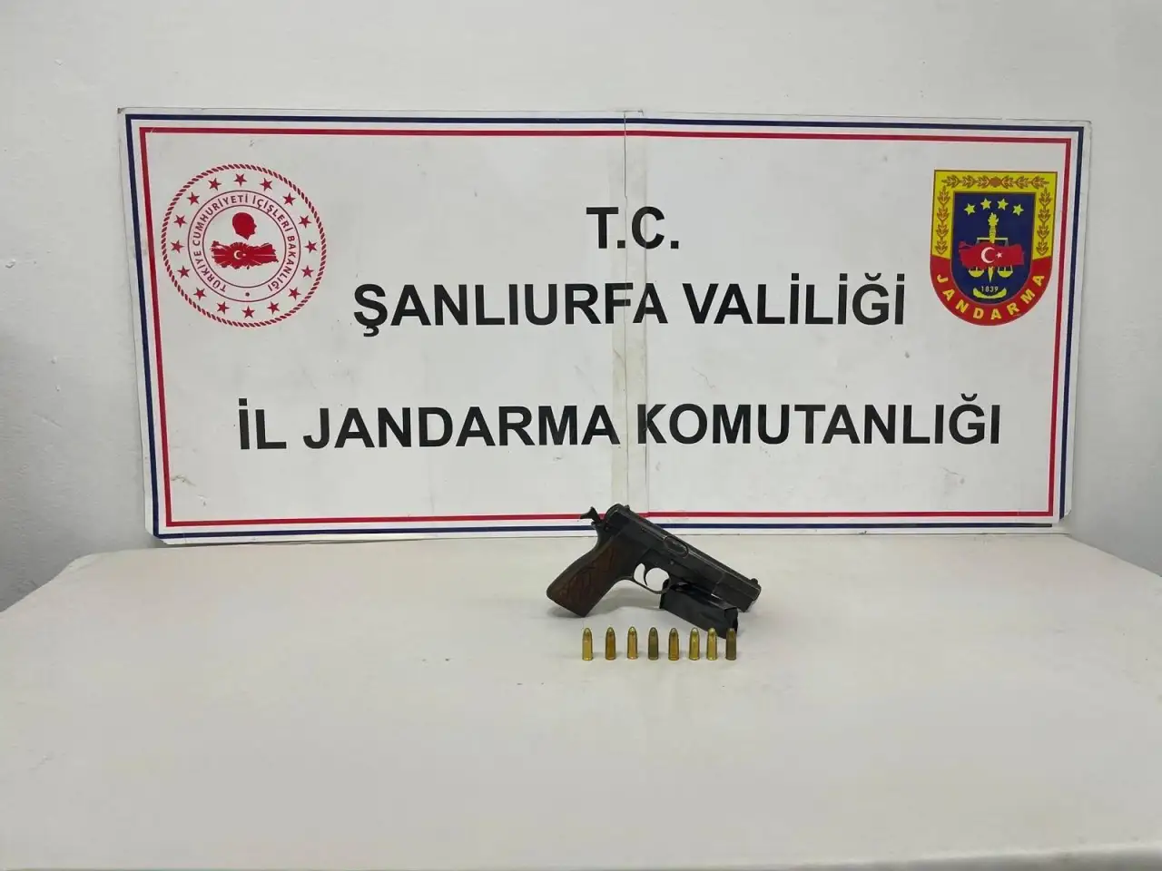 D&uuml;ğ&uuml;nde Havaya Ateş A&ccedil;an Ş&uuml;pheliye Jandarma Operasyonu: Ruhsatsız Silah Ele Ge&ccedil;irildi