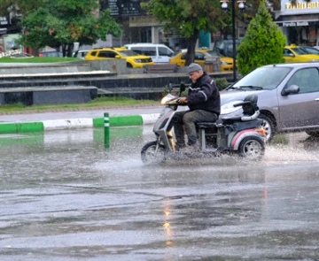 Edirne ve Kırklareli'nde Sağanak Yağış Etkili Oluyor