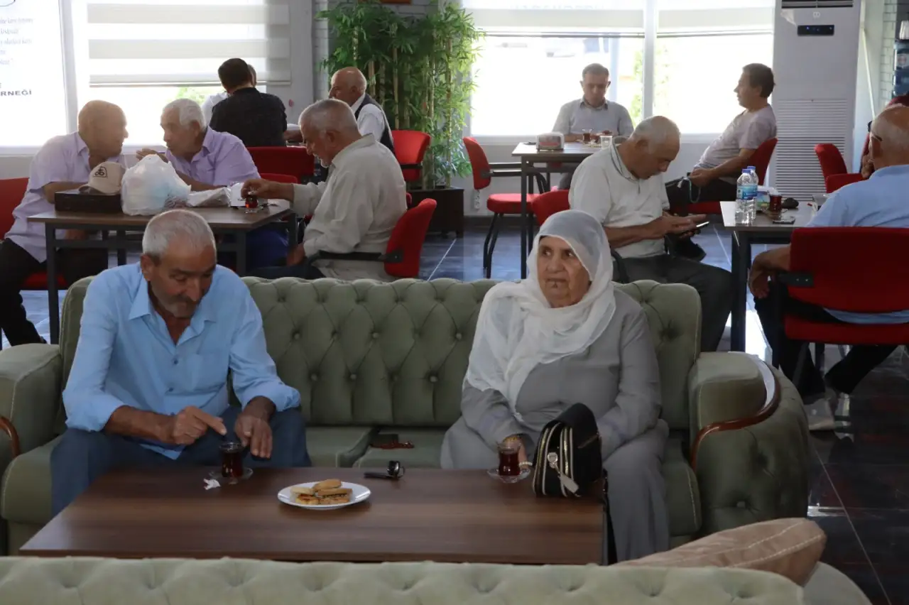 Emekliler Yaşam Merkezi&rsquo;nde Anlamlı Kutlama