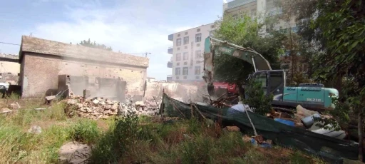 Eşi Benzeri Görülmemiş Yıkım: Vatandaşlar Kendi Evlerini Kendileri Yıktı