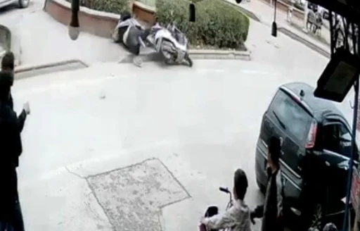  Feci Motosiklet Kazası Kameraya Yansıdı: Sürücü Ağır Yaralandı