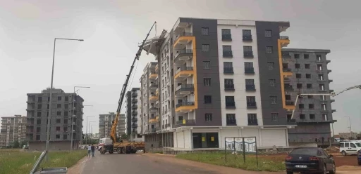 Fırtına Dehşeti: Çatının Çelik Koruması Aşağı Sarktı, Facia Kıl Payı Atlatıldı