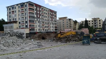 Gaziantep İslahiye'de Depremden Sonra Kontrollü Yıkım: Bir Bina Aniden Çöktü