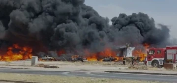 Gaziantep Nizip'te Endişe Verici Yangın: Plastik Boru Deposunda Alevler Yükseldi