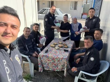 Gaziantep Polisine Kavga İhbarına Giderken Tatlı Sürpriz: Pasta ve Çiçeklerle Karşılaştılar!