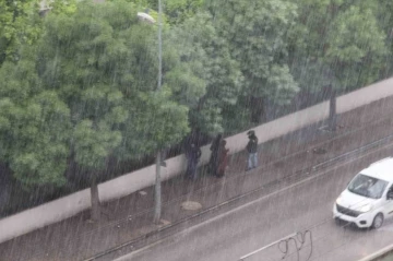 Gaziantep'te Aniden Bastıran Sağanak Yağış Vatandaşları Hazırlıksız Yakaladı