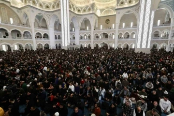 Gaziantep'te Berat Kandili Coşkusu: Şahinbey Millet Camii Doldu Taştı