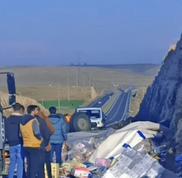 Gaziantep'te Gıda Yüklü Tırın Devrilmesiyle Kapanan Yol, Ulaşımı Aksattı