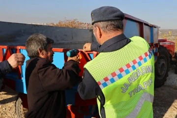 Gaziantep’te Jandarma Ekiplerinden Traktör Sürücülerine Trafik Güvenliği Eğitimi