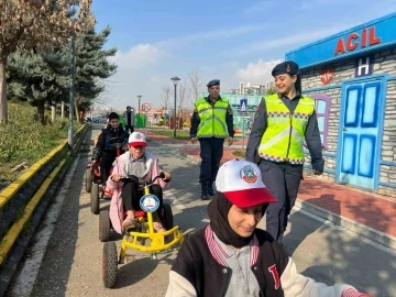 Gaziantep'te Jandarmadan Öğrencilere Hayati Bir Ders: Temel Trafik Eğitimi