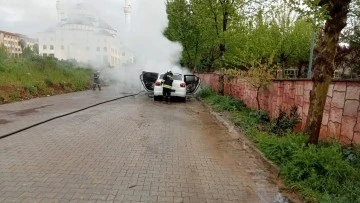Gaziantep'te Park Halindeki Otomobil Alev Topuna Döndü