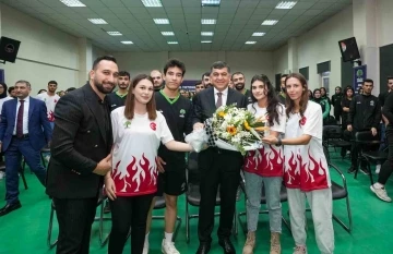 Genç Kursiyerlerden Şehitkamil Belediye Başkanı'na Müzikal Sürpriz