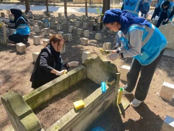 Gençler Çocuk Mezarlarını Temizledi: Adıyaman'da Toplumsal Sorumluluk Hareketi