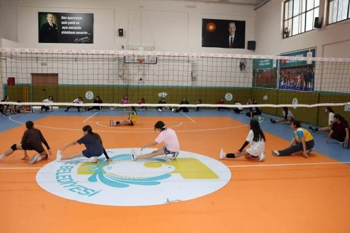 Gen&ccedil;ler Filede Geleceğe Hazırlanıyor: Voleybol Kursuna Yoğun İlgi