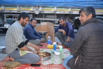 Habur Sınır Kapısı'nda Tır Şoförlerinin İftar Keyfi