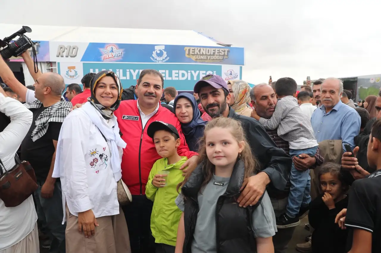 Haliliye Belediyesi Standında TEKNOFEST Coşkusu: Robotlar Halaya Eşlik Etti
