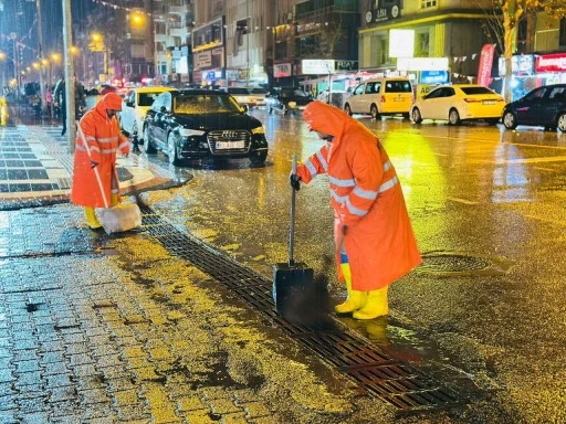 Haliliye&rsquo;de Teyakkuz Hali: Mehmet Canpolat ve Ekiplerinden Sağanağa Karşı Dev Barikat