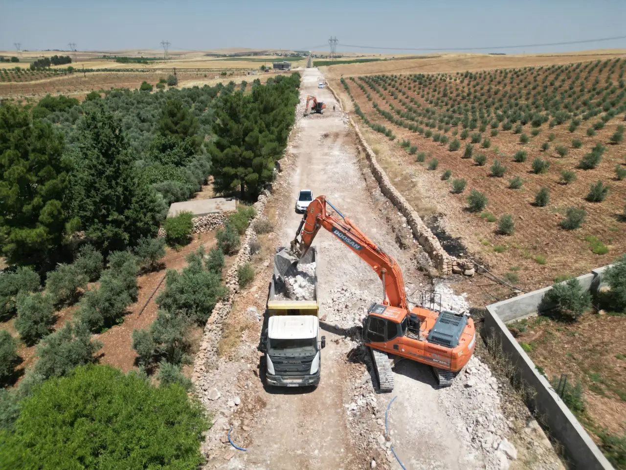 Haliliye ile Siverek Arasındaki 29 Kilometrelik Grup Yolunda Sıcak Asfalt D&ouml;nemi Başladı