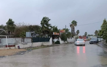 Hatay'da Şiddetli Rüzgar ve Sağanak Hayatı Olumsuz Etkiledi