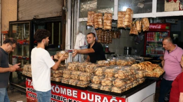 Hatay'da Tarihi Uzun Çarşı'da Kömbenin Yapımı Sürüyor