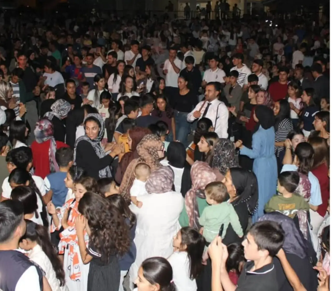Hilvan Bademi Festivali&rsquo;nde Hasat ve K&uuml;lt&uuml;r Coşkusu Bir Arada Yaşandı