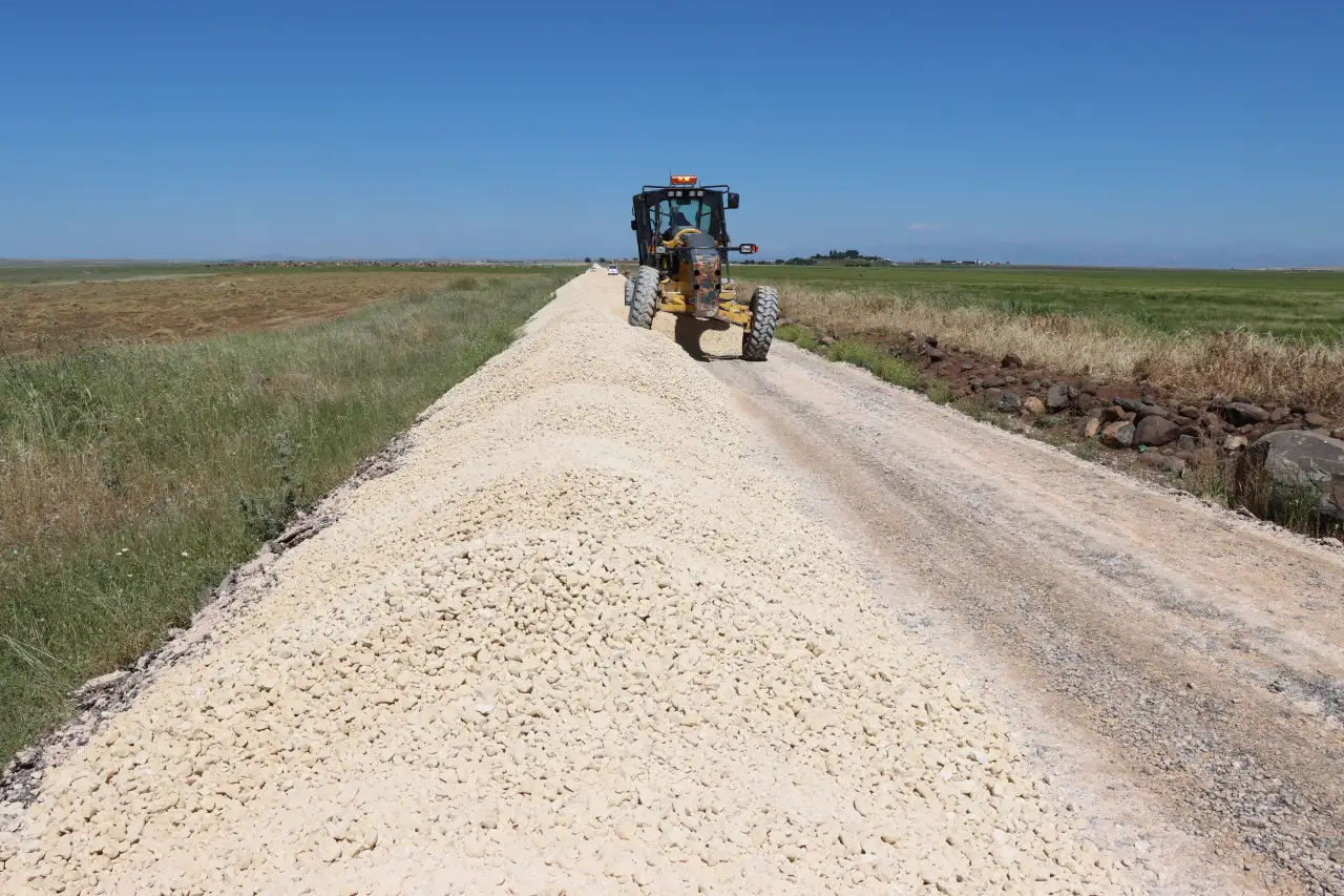 Hilvan Kırsalında Ulaşım &Ccedil;ilesi Bitiyor: B&uuml;y&uuml;kşehir'den 6 Kilometrelik Modernizasyon Hamlesi