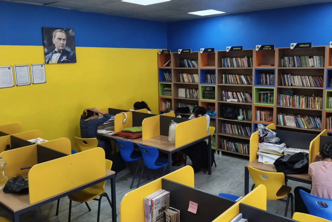 İstanbul&rsquo;dan Siverek&rsquo;e Uzanan Anlamlı Destek: 8. Sınıf &Ouml;ğrencisi Demir Yağcı&rsquo;dan K&uuml;t&uuml;phaneye Kitap Bağışı