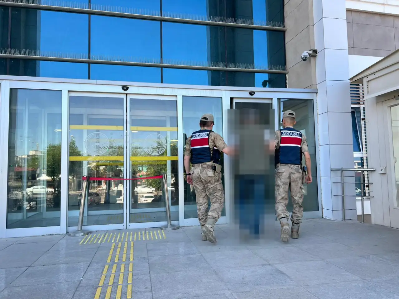 Jandarma'dan Siverek'te 'Nitelikli Su&ccedil;lu' Operasyonu: 5 Yıl Cezası Olan Firari Yakalandı