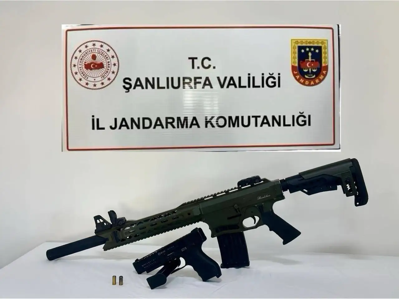 Jandarmadan  Siverek, Akçakale ve Ceylanpınar İlçelerinde Çok Sayıda Silah Yakalandı