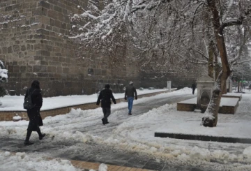 Kar Yağışı Kayseri'yi Kapladı: Vatandaşlar Kar Altında
