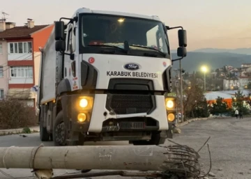 Karabük'te Çöp Kamyonunun Çarptığı Elektrik Direği Devrildi