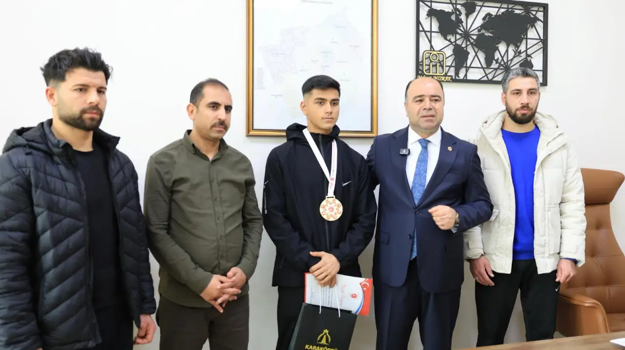 Karak&ouml;pr&uuml;&rsquo;n&uuml;n Gurur G&uuml;n&uuml;: İbrahim Halil Cedi T&uuml;rkiye Kickboks Şampiyonu Oldu!