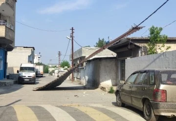 Karkamış'ta Fırtına Çatıları Uçurdu: Vatandaşlar Tedirgin