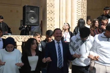 Kaymakam Başa Geçti, Metrelerce Uzunlukta Halay Çekildi: Öğrencilere Moral Kampı