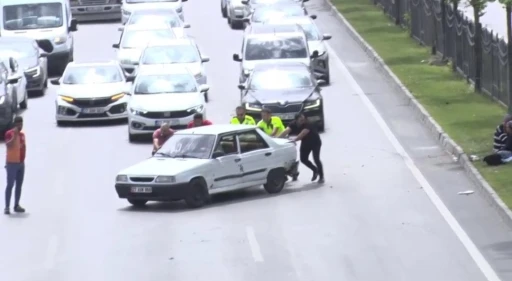 Kaza Sonrası Trafik Kilitlendi: Polisler ve Vatandaşlar Yardıma Koştu
