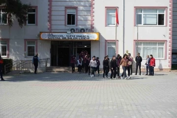 Kilis’te Deprem Tatbikatı: Öğrencilere Hayat Üçgeni Eğitimi