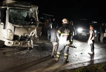 Kilis'te Trafik Kazası: Tır ile Kamyonet Çarpıştı, 3 Yaralı
