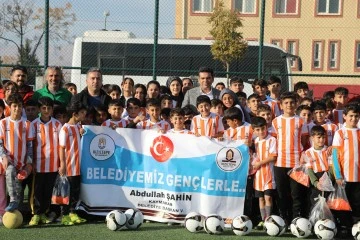 Kızıltepe Belediyesi Öğrencilere Spor Malzemesi Desteğinde Bulundu